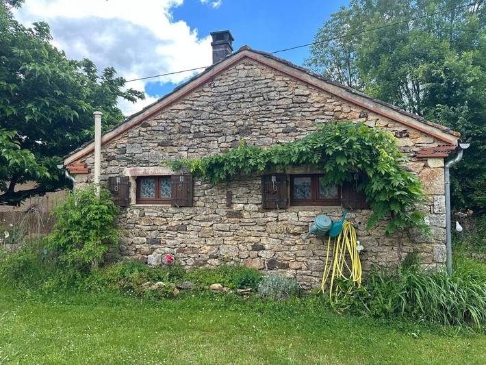 Location de vacances pour 3 personnes, avec Terrasse et Jardin ainsi que Piscine et Vue à Sauveterre-la-Lémance