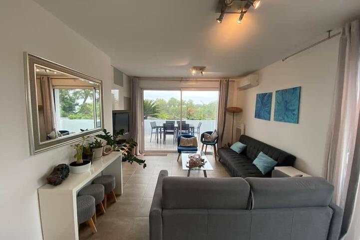 Ganze Wohnung, Apartment with Pool and Terrace in Montpellier in Port Marianne, Montpellier