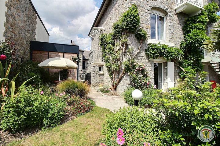 Gîte pour 2 personnes, avec Terrasse ainsi que Jardin et Vue à Dinan
