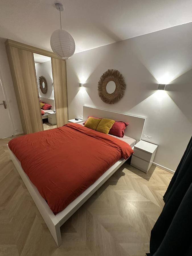 Appartement entier, Paris-Montrouge Magnifique Appartement 4 pièce de 88m2 - très cosy pour 1 à 8 personnes refait à neuf - Entire Apartment Luxirious And Warm - Montrouge Paris 14ème - Proche Aéroport Orly & Parc Expositions Porte de Versailles Free Wifi Gratuit in Montrouge, Hauts-de-Seine