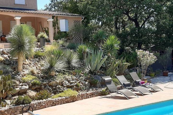 Appartement de vacances pour 2 personnes, avec terrasse ainsi que jardin et piscine
