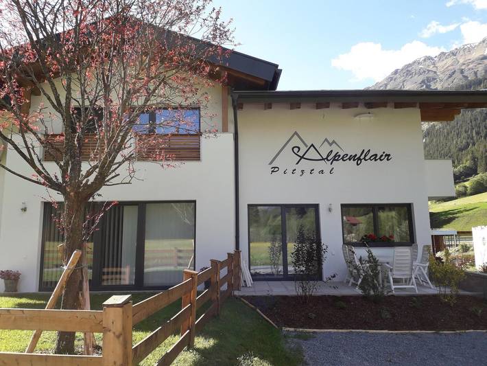 Ferienwohnung für 6 Personen, mit Balkon und Terrasse sowie Garten im Pitztal