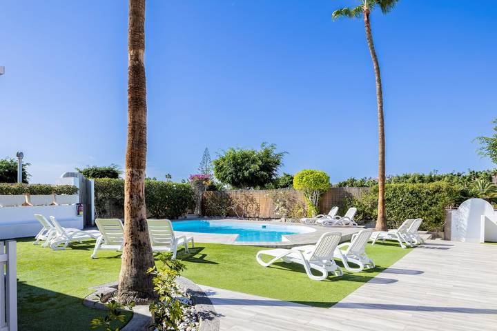 Bungalow para 4 personas, con Terraza además de Jardín y Piscina en Campo Internacional
