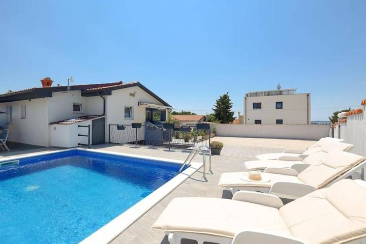 Villa für 6 Personen, mit Pool und Terrasse sowie Ausblick und Garten, mit Haustier in Medulin