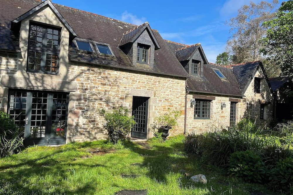 Grand Cottage-Proche Benodet-Heated Pool in Tréméoc, Région de Quimper