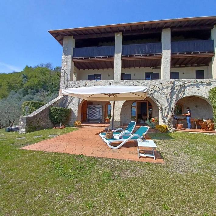 Villa für 8 Personen, mit Seeblick und Garten sowie Ausblick und Pool, kinderfreundlich in Gardone Riviera - 2