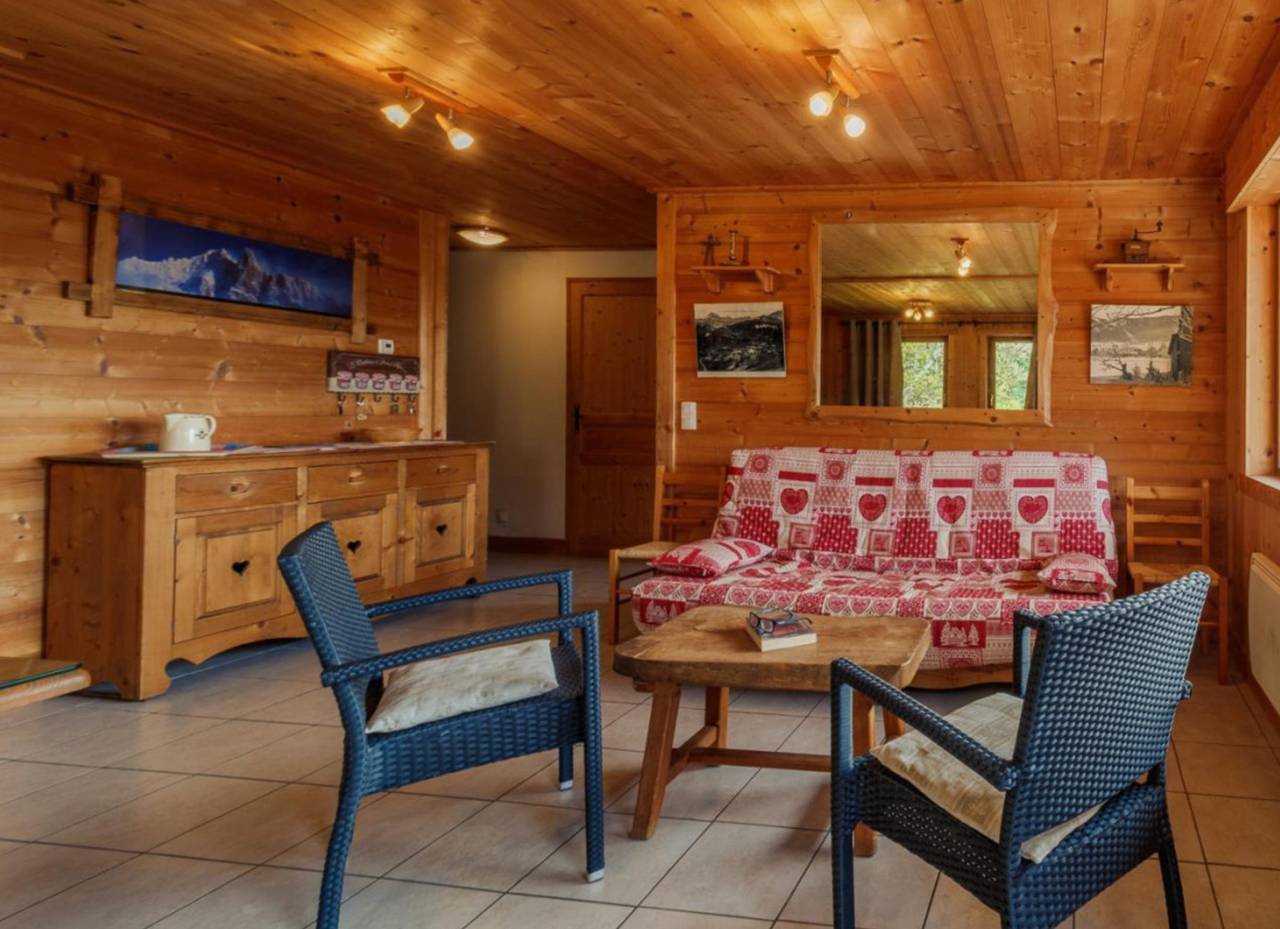 Apartamento entero, Apartamento 'La Dent De Cons' con vistas a la montaña, terraza privada y Wi-Fi in Notre-Dame-de-Bellecombe, Albertville region