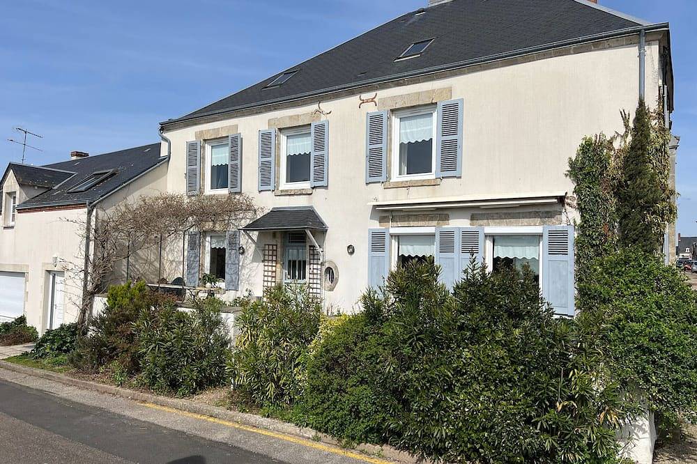 Familienhaus mit Terrasse und Blick auf die Loire in Saint-Denis-de-l'Hôtel, Loire-Tal