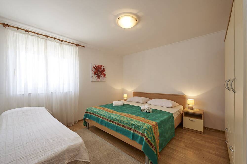 Ganze Wohnung, 1-Zimmer-Ferienwohnung mit Terrasse und Meerblick Slatine, Ciovo in Slatine, Ciovo