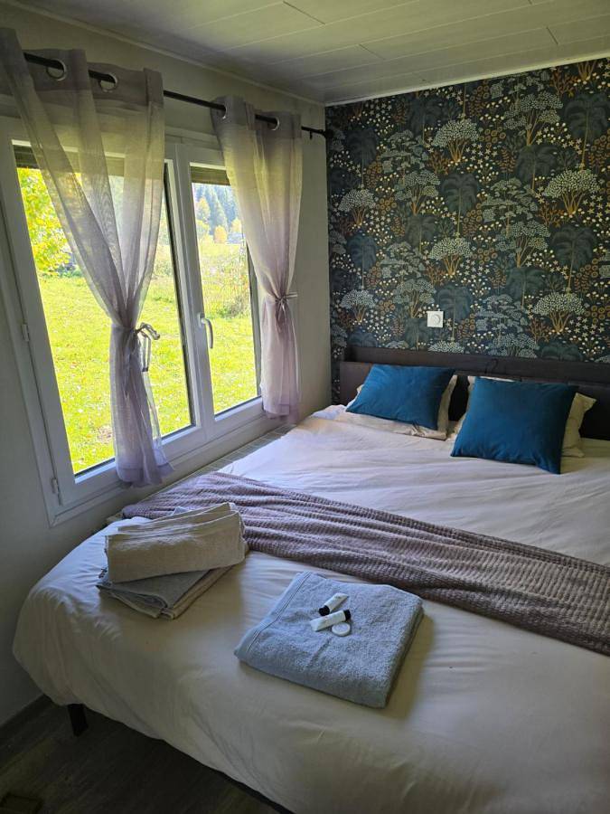 Gîte pour 2 personnes, avec piscine ainsi que vue et jardin à Lac-des-Rouges-Truites