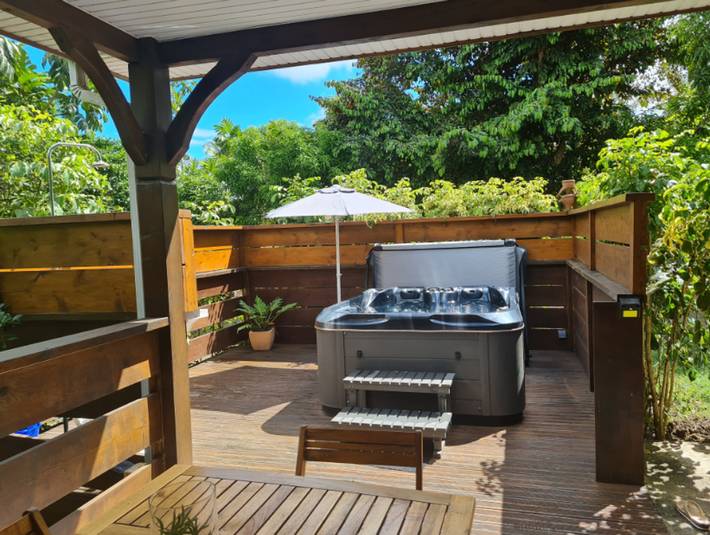 Bungalow pour 4 personnes, avec terrasse ainsi que piscine et jacuzzi - 1