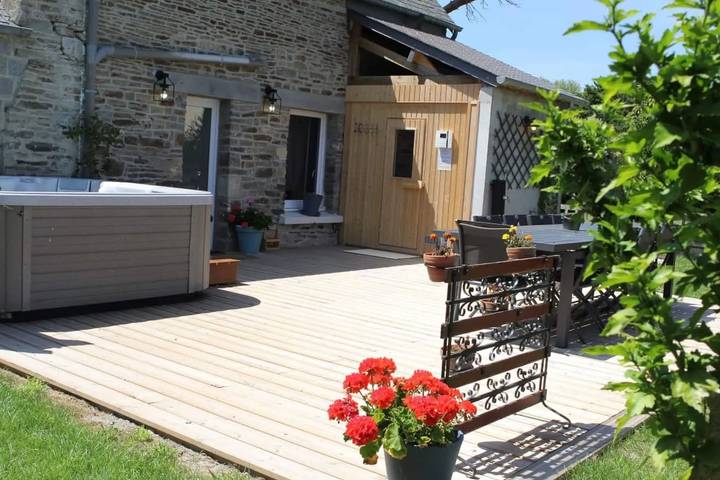 Ferienhaus für 8 Personen, mit Whirlpool und Terrasse sowie Garten und Sauna