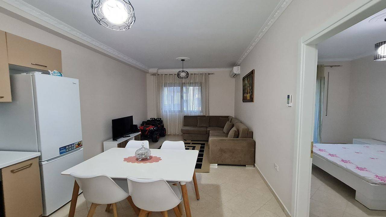 Apartamento vacacional entero, Apartamento de vacaciones para 3 personas con balcón in Vlorë (Ciudad), Vlorë