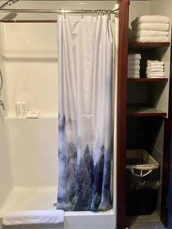 The Hacienda on South Chesterman. One minute walk to the beach. Relax and Unwind in Tofino, Alberni-Clayoquot Regional District