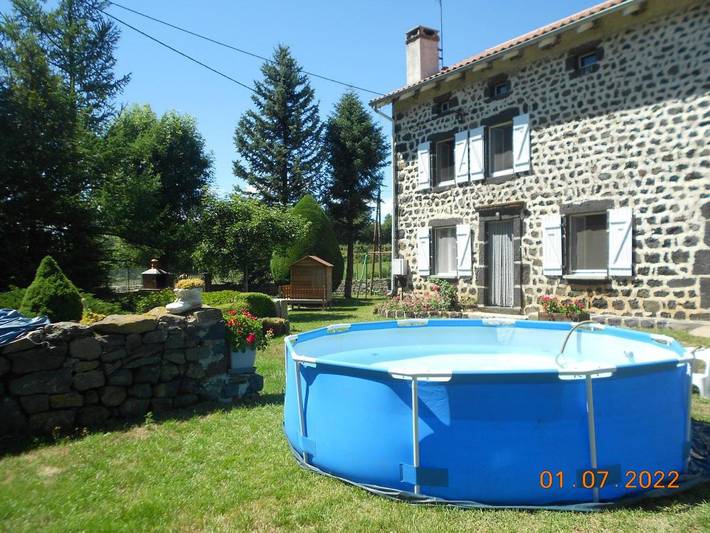 Location de vacances pour 6 personnes, avec piscine ainsi que jardin et vue à Alleyrac
