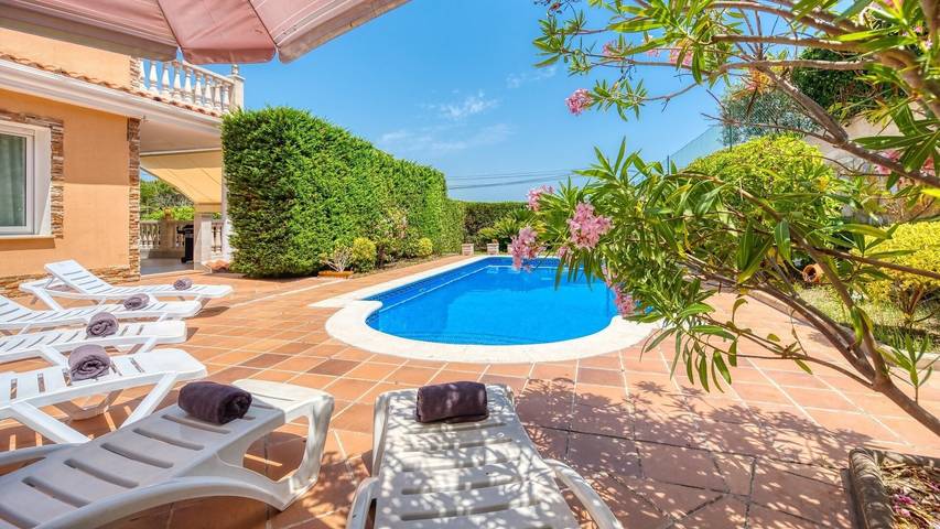 Villa "Costacabana - Primavera" mit privatem Pool, privater Terrasse & WLAN in Condado del Jaruco, Lloret de Mar