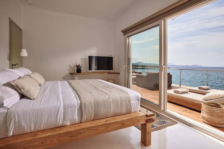 Infinity seafront villa in Gournado-Fylakopi