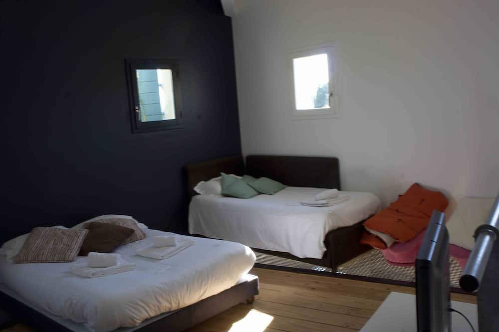Stunning and spacious home in Provence! in Lourmarin, Parc naturel régional du Luberon