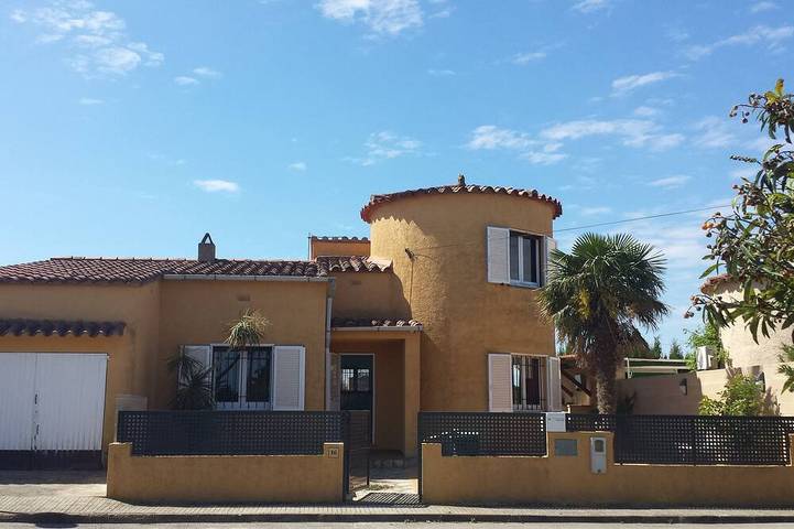 Location de vacances pour 8 personnes, avec Terrasse ainsi que Jardin et Piscine à Bellcaire d'Empordà