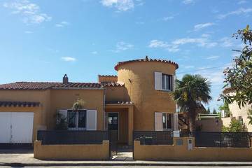 Gîte pour 8 personnes, avec terrasse ainsi que jardin et piscine à Bellcaire d'Empordà