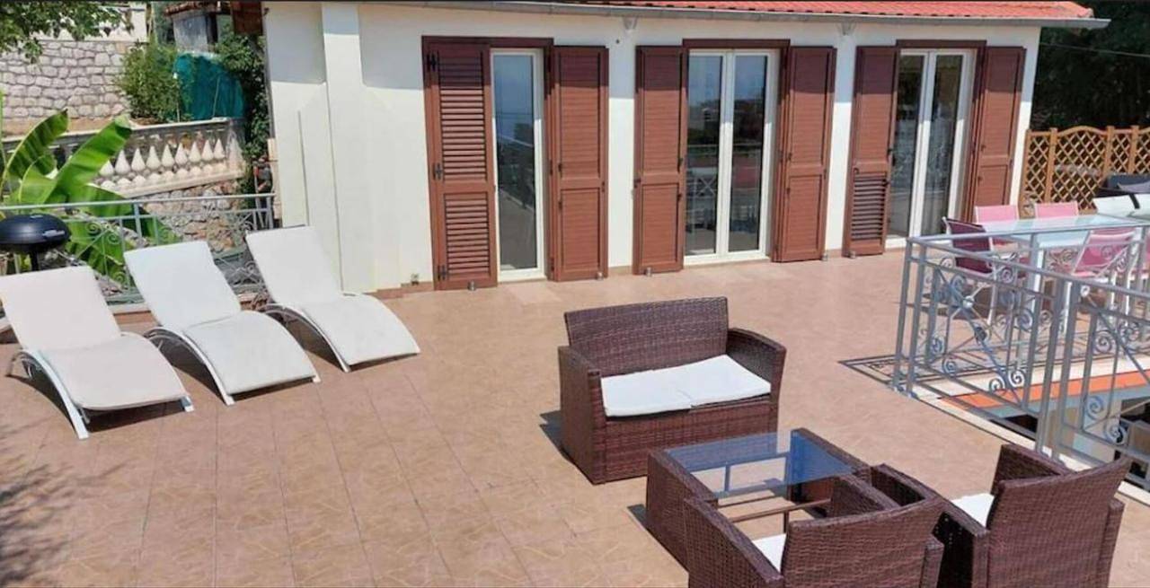Eden Cap : A delightful villa lodges 11 adults just one km away from Monte Carlo station in Beausoleil, Côte méditerranéenne (France)