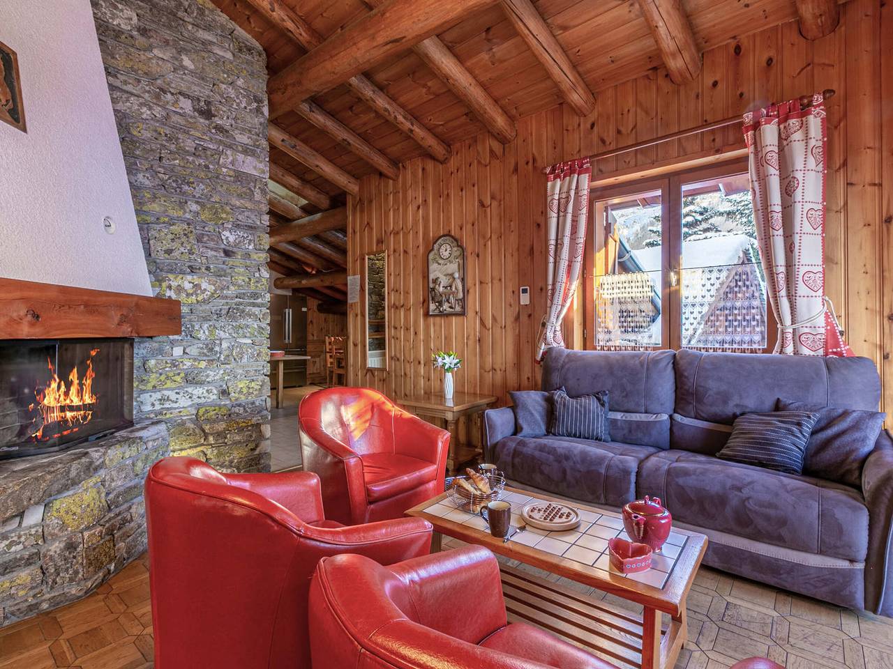Geheel appartement, Mountain-Style Duplex Apartment in Rustic Chalet, Village Center, Ski-In/Ski-Out in Val-d'Isère, Massif de la Vanoise