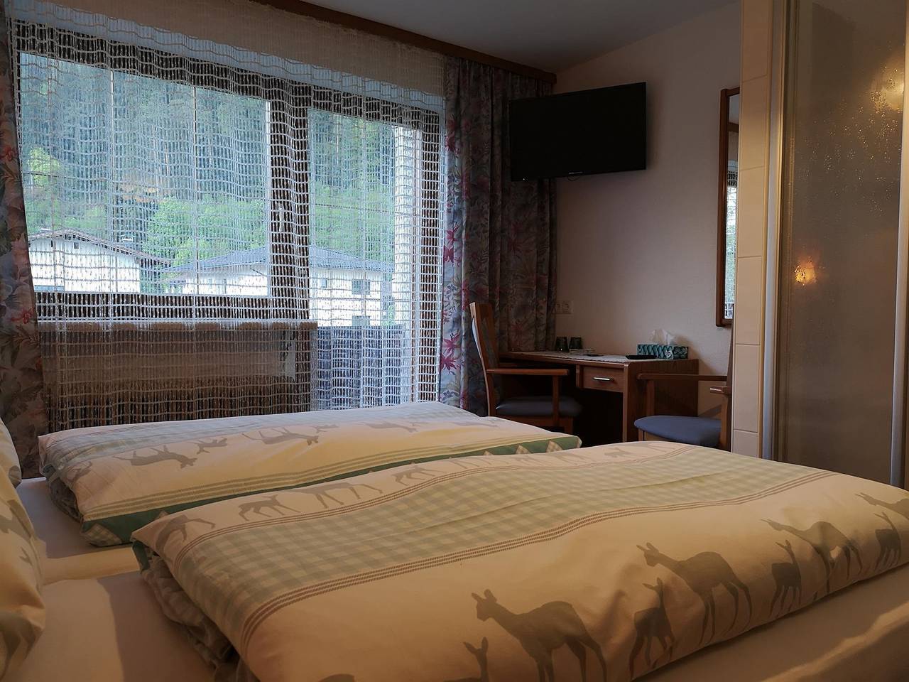 Doppelzimmer mit Dusche (Nr. 1) in Tuxer Alpen, Strass im Zillertal