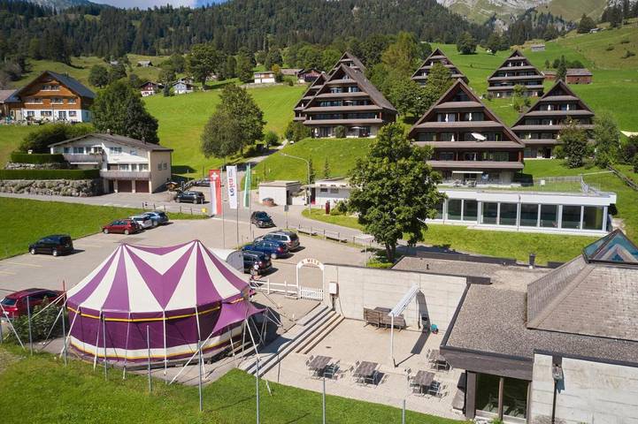 Ferienpark für 4 Personen, mit Terrasse und Garten sowie Pool und Ausblick in der Schweiz