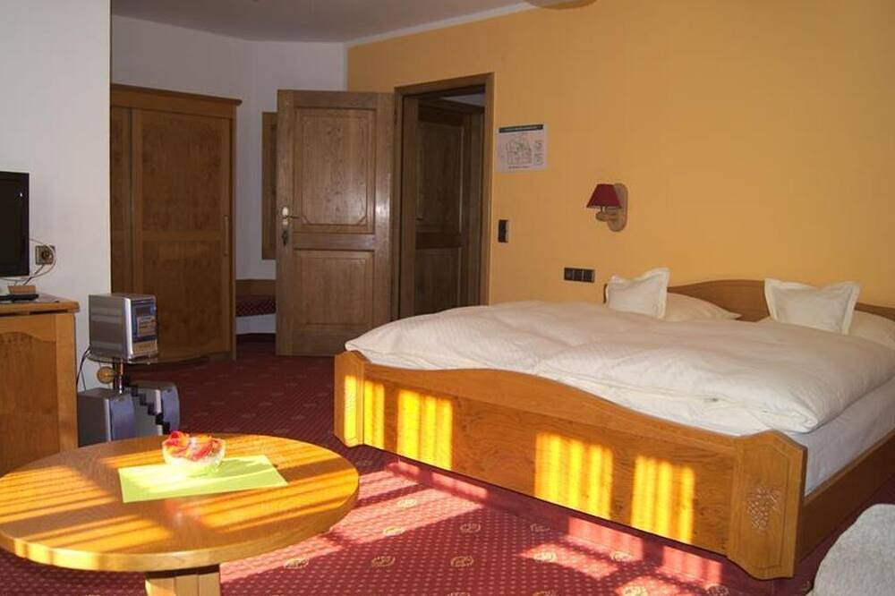 Doppelzimmer, Dusche, Wc, Nichtraucher - Hotel-Restaurant St. Martiner Castell in Sankt Martin, Südliche Weinstraße