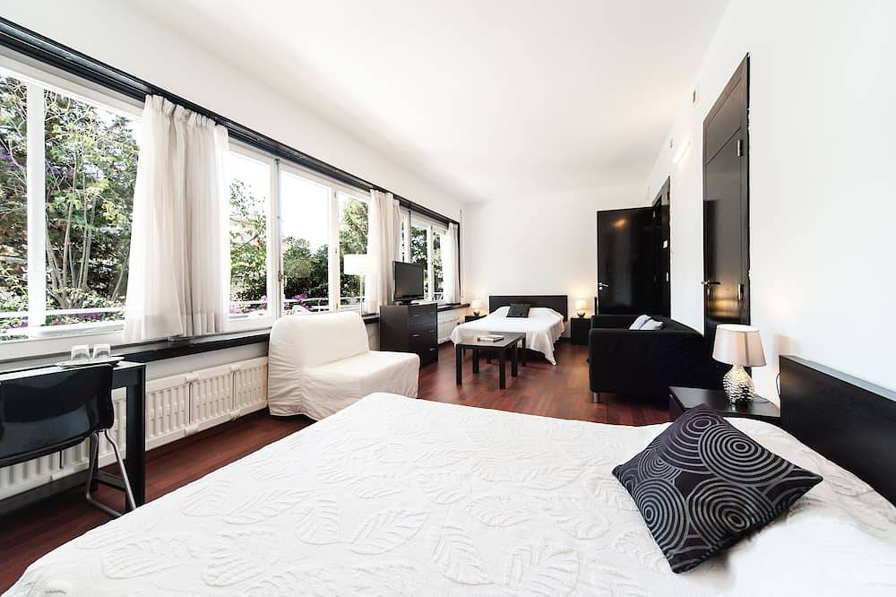 Vilaro Park Güell house with private pool. For groups of friends and families in La Salut, Barcelona
