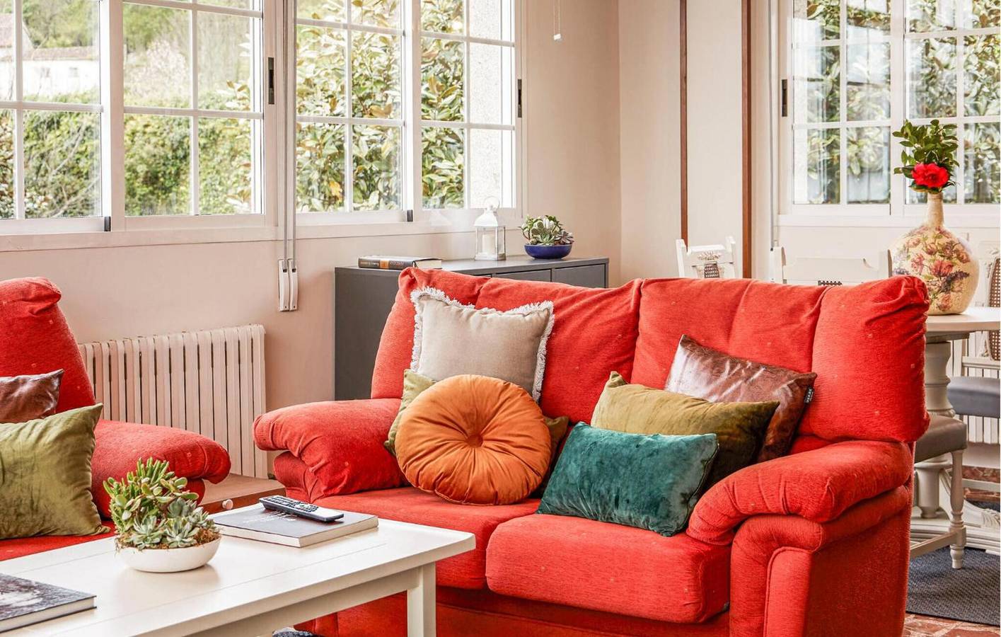 Villa 'Luxury Singular Rosa' with Mountain Views, Private Pool and Garden in Padrón, La Coruña Province