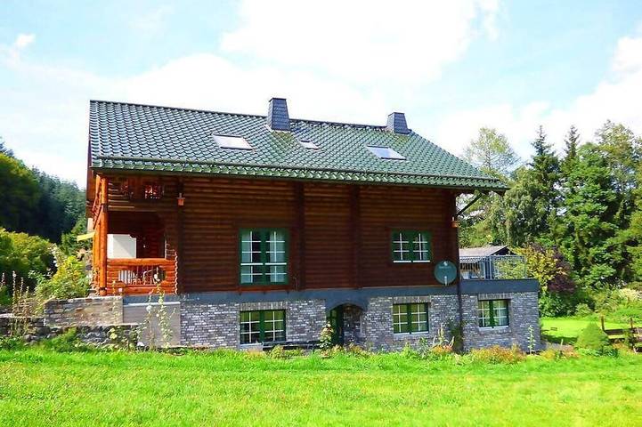 Vakantiehuis voor 14 personen, with whirlpool and balkon as well as sauna and tuin in de Eifel
