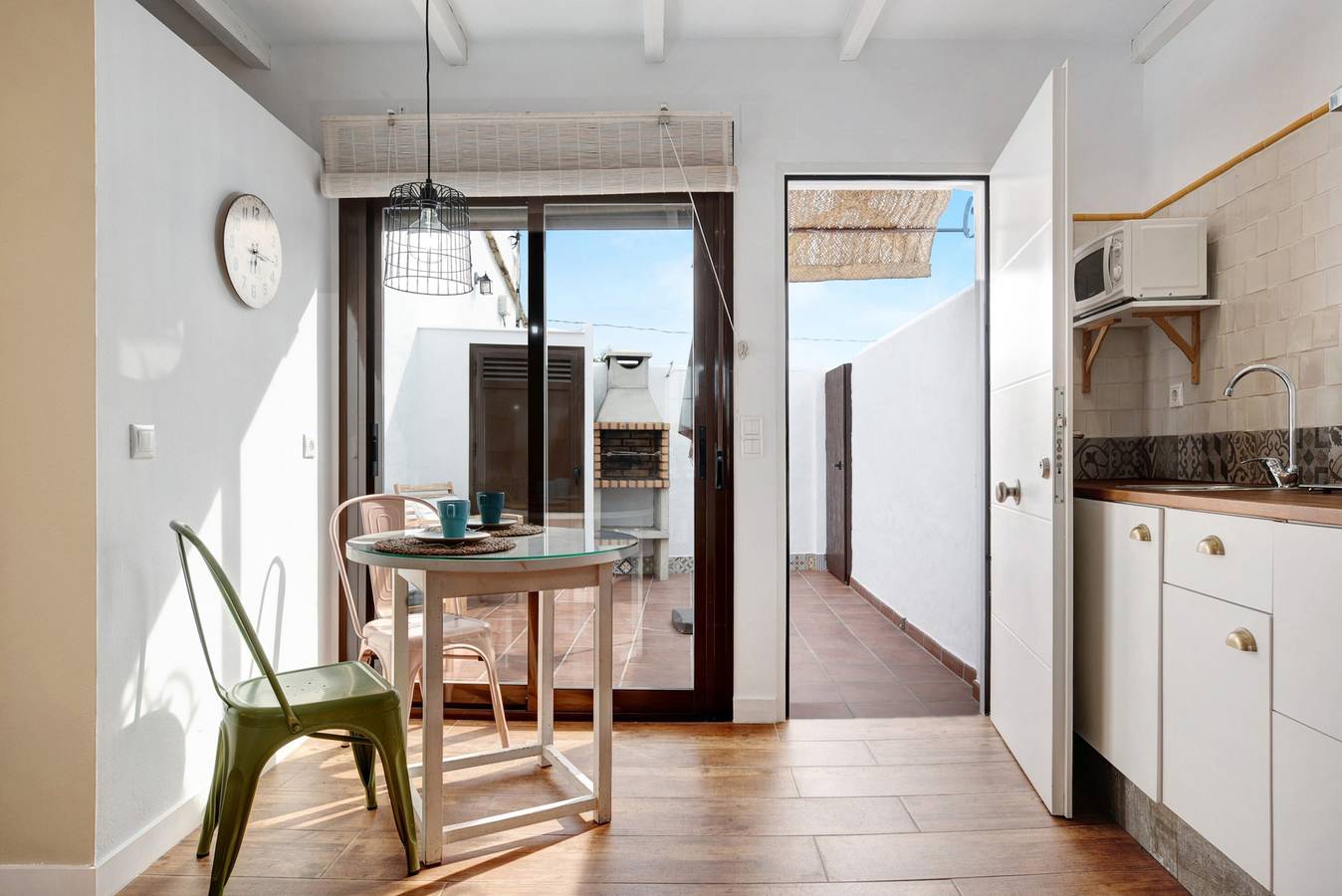Studio 'Clara 1' dicht bij de zee met terras & Wi-Fi, foto 6