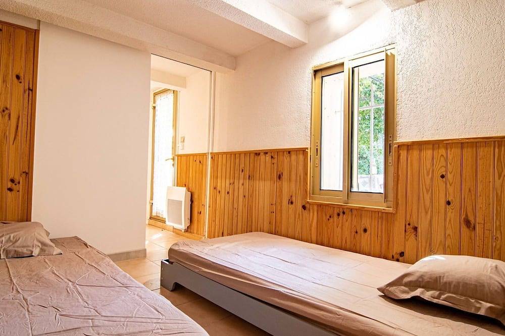 Cosy apartment in villa for 4 people with pool, Wifi, Tv, terrace and parking in Besse-sur-Issole, Brignoles region
