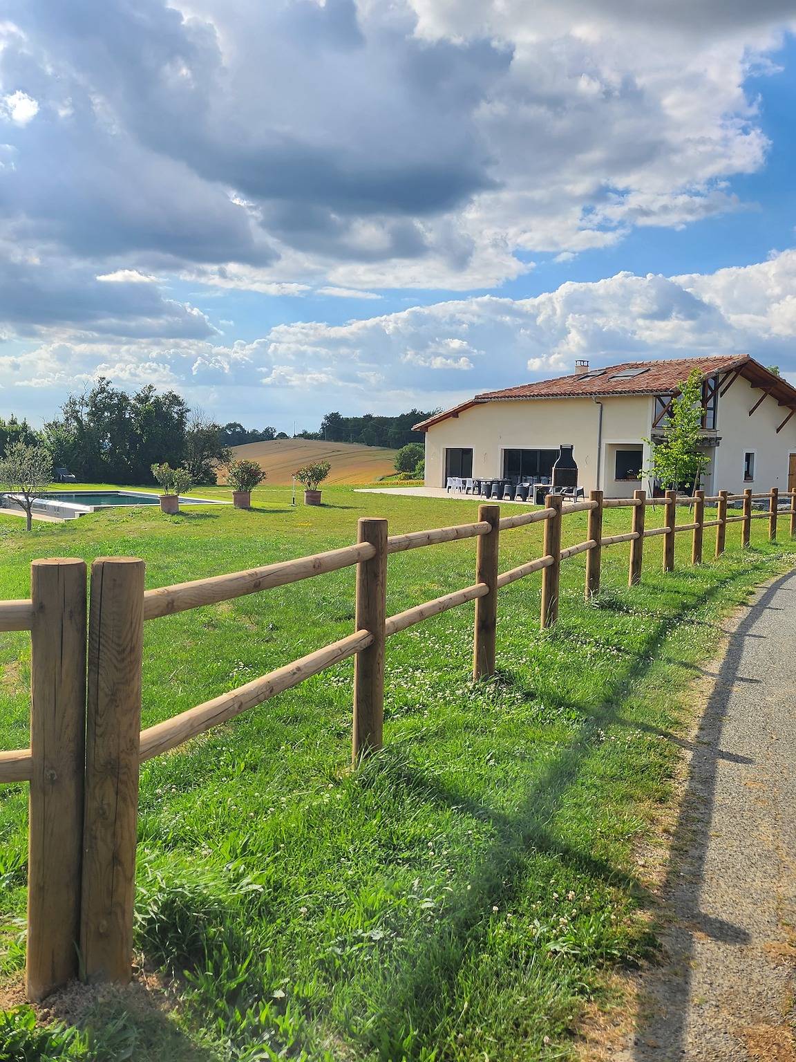 Gîte Les Hauts d’En Perrin avec piscine chauffée et vue montagne in Gers