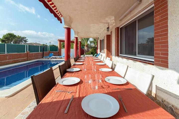 Location de vacances pour 14 personnes, avec Balcon et Terrasse ainsi que Jardin et Piscine à Cubelles - 4