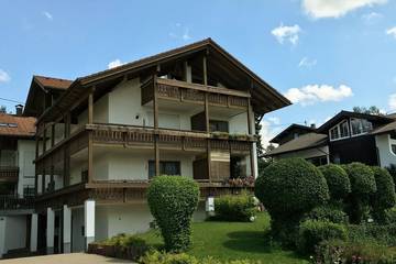 Ferienwohnung für 4 Personen, mit Pool und Balkon sowie Garten in Rettenberg