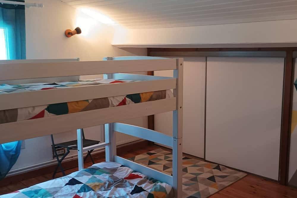 Maison à la campagne,avec piscine,plancha,jeux extérieur,billard, prêt de la mer in Genouillé, Région de Rochefort