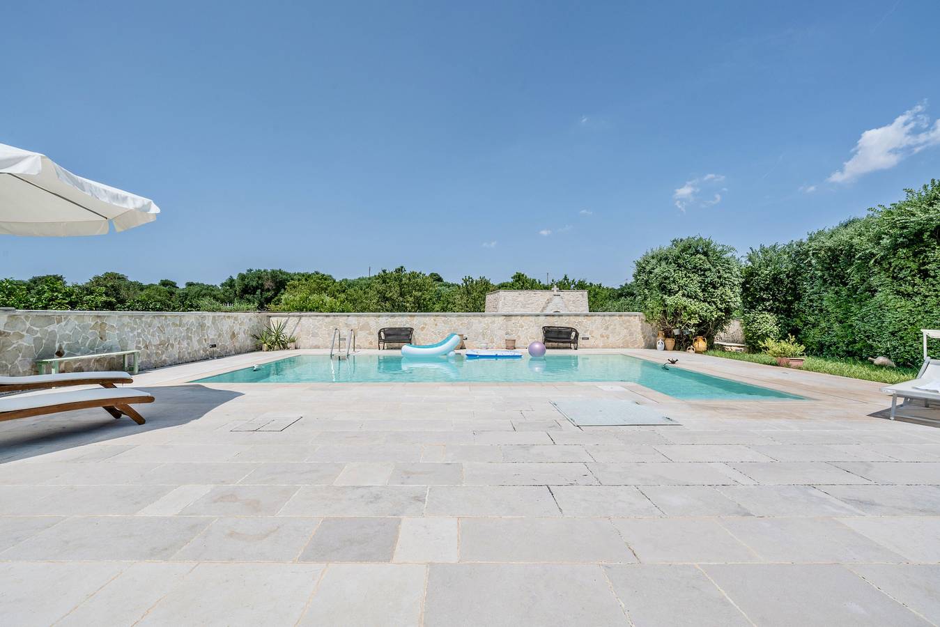 Villa 'Del Sole' con piscina condivisa, Wi-Fi e aria condizionata in Ostuni, Salento