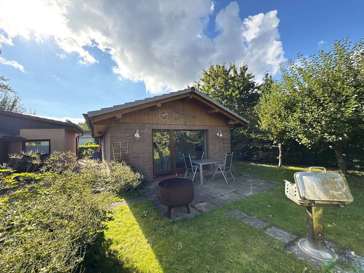 Bungalow im Garten - ruhig im Grünen mit Grill - Bungalow im Garten - Komfortables Ferienhaus mit Terrasse und Feuerschale in Wiek, Rügen
