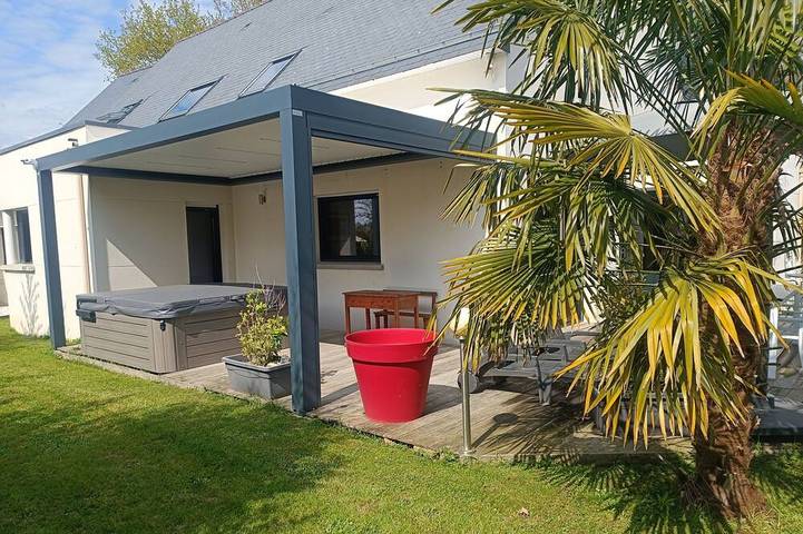 Location de vacances pour 10 personnes, avec jardin ainsi que jacuzzi et terrasse à Thorigné-Fouillard