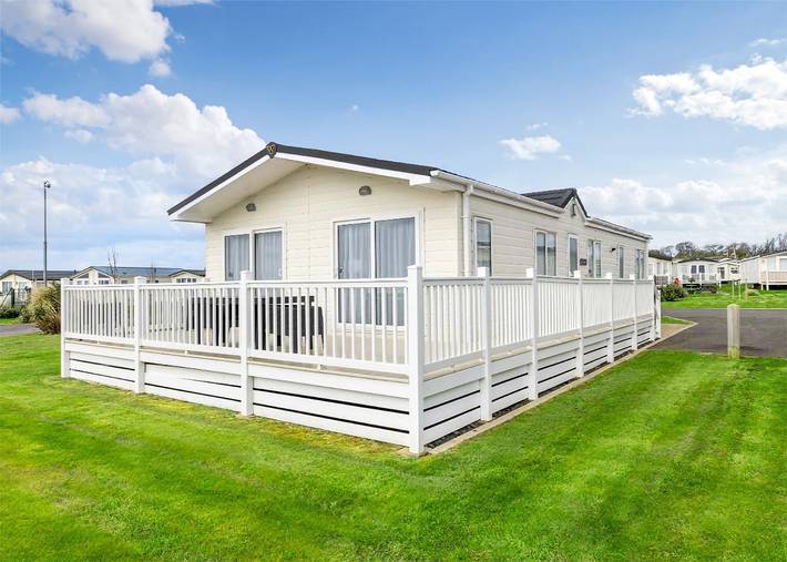 Deluxe Lodge, parking, ensuite, decking & hot tub in Skegness, Lincolnshire