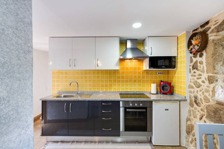 Holiday Home 'Cantinho Da Avó' with Mountain View, Private Terrace and Wi-Fi in Loivo, Viana do Castelo District