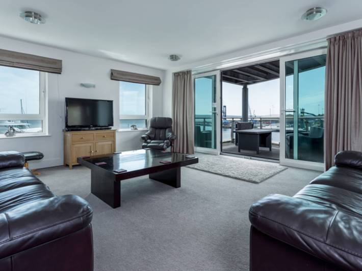 Entire apartment, Panorama - 180-Degree Harbour Views in Poole, Poole Harbour