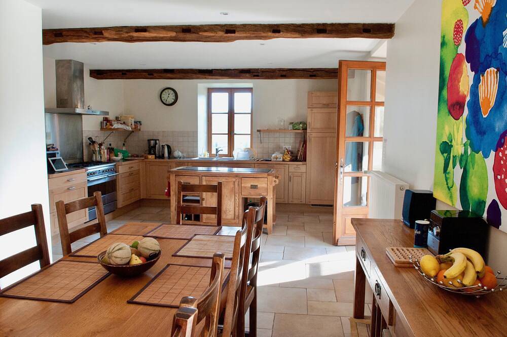 La Roche Ferme 5 chambres avec terrasse et accès à une piscine commune in Vergisson, Région de Mâcon