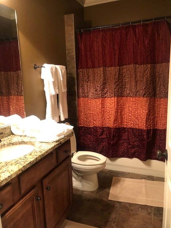 Ganze Wohnung, Luxusferienhaus mit Blick auf das Fußballstadion und 2 Häuserblocks von Toomer's Corner entfernt in Auburn (AL), Alabama