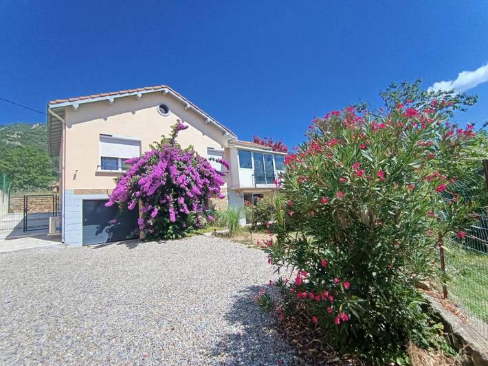 Gîte pour 2 personnes, avec vue ainsi que jardin et terrasse à Mons (Béziers)