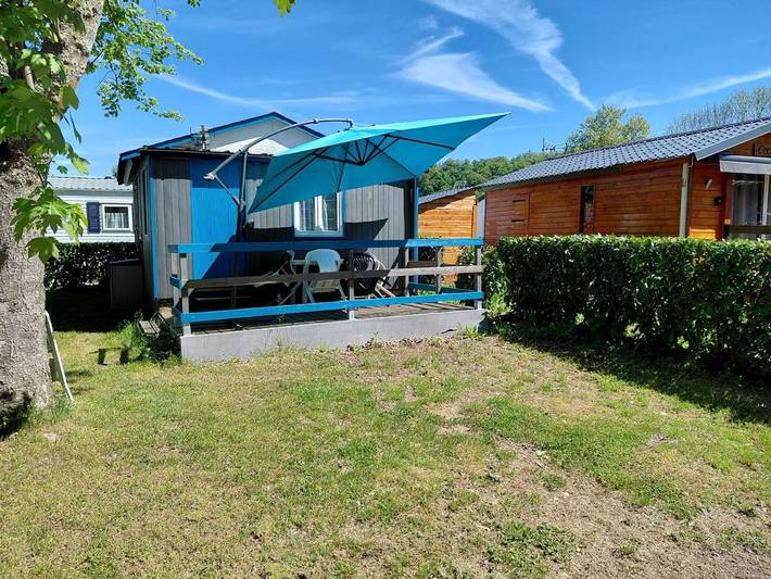 Camping pour 5 personnes, avec vue ainsi que terrasse et piscine, animaux acceptés