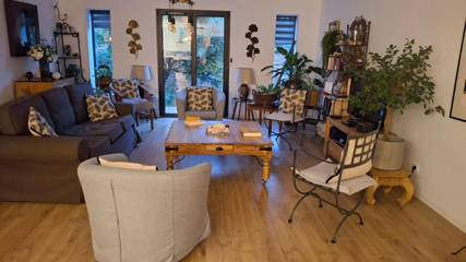 Cottage pour 8 personnes, avec vue ainsi que piscine et jardin à Mourèze