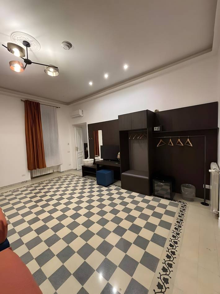Bed and Breakfast 'Garibaldi Station Rooms - Suite 6Pp' with Wi-Fi and air conditioning in Naples, Naples Province